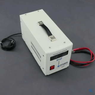 ZZ24 - 700W/ 230V záložní zdroj sinusový, pro aku 12V (na plochu)